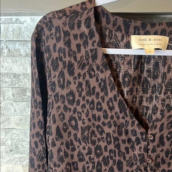 Cloth & Stone Brown Leopard V Neckline Tie Front Blouse - Picture 4 of 13